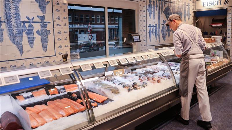 Fischkonsum nimmt ab, Preise stabilisieren sich Fischfachgeschäfte bieten Vielfalt, haben aber einen niedrigen Marktanteil. (Archivbild)
