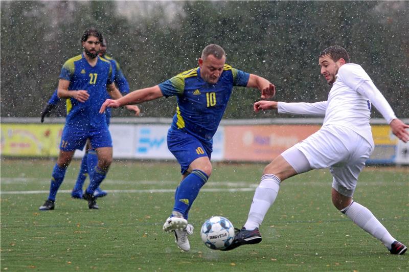 TSG Bad Harzburg gewinnt in Oker, GSC 08 beim SC Gitter Fisnik Jashari arbeitet im Schneetreiben unermüdlich als vorderste Spitze für den VfL Oker, hier gegen Arne Düber (r.). Mit einem Dribbling holt er den Eckstoß heraus, der den Gastgebern die 1:0-Führung beschert. Foto: Gietemann