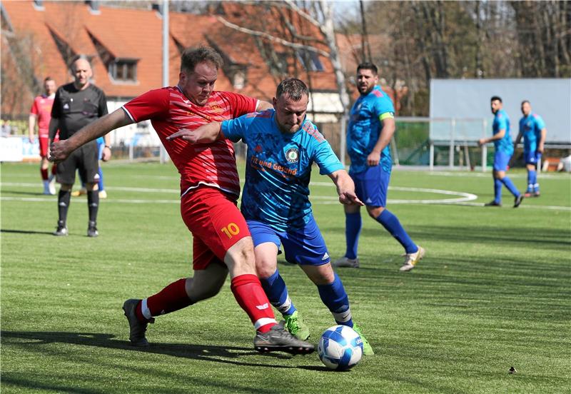 Nordharzpokal: Kreis Goslar fünffach im Viertelfinale vertreten Fisnik Jashari (re.) ebnet mit seinem Treffer zum 1:0 dem VfL Oker II den Weg zur Pokalüberraschung gegen den SC 18 Harlingerode, hier Lucas Stübe. Foto: Neuendorf