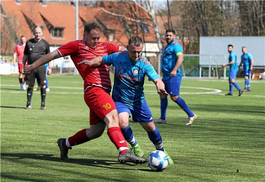Fisnik Jashari (re.) ebnet mit seinem Treffer zum 1:0 dem VfL Oker II den Weg zur Pokalüberraschung gegen den SC 18 Harlingerode, hier Lucas Stübe. Foto: Neuendorf