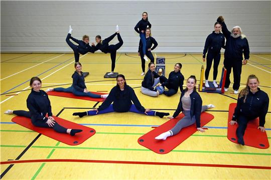 Fit machen für das Heimturnier am Samstag: Unter der Anleitung von Hartmut Arnold absolvieren die J.E.T.-Legs am Dienstagabend zunächst Krafttraining, ehe der letzte Feinschliff am Tanz vorgenommen wird. Foto: Epping