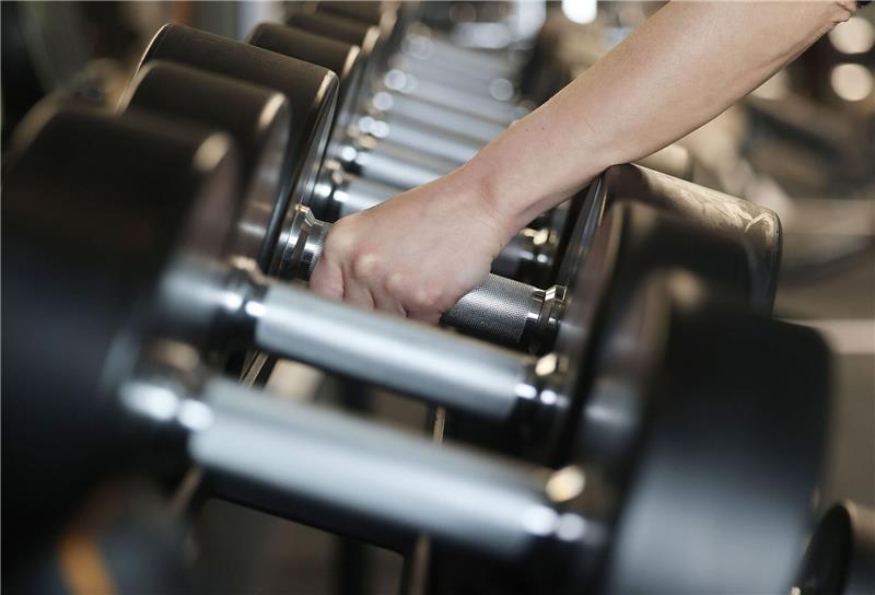 Gesetz gegen Abofallen: Verbraucherschützer finden Verstöße Fitnessstudios bieten häufig Abos an.