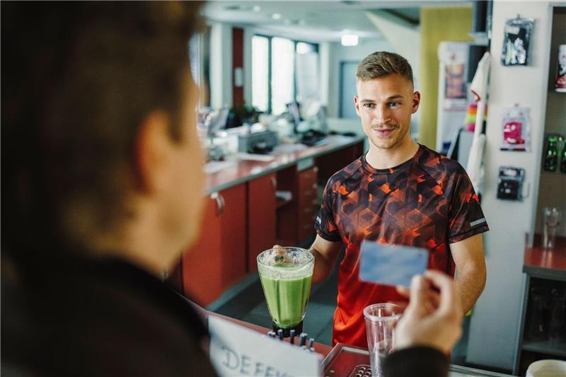 Fitnesstrainer Kenny (Joshua Kimmich, r) spricht mit Kalli Hammermann (Ferdinand Hofer) - eine Szene aus «Tatort: Hackl».