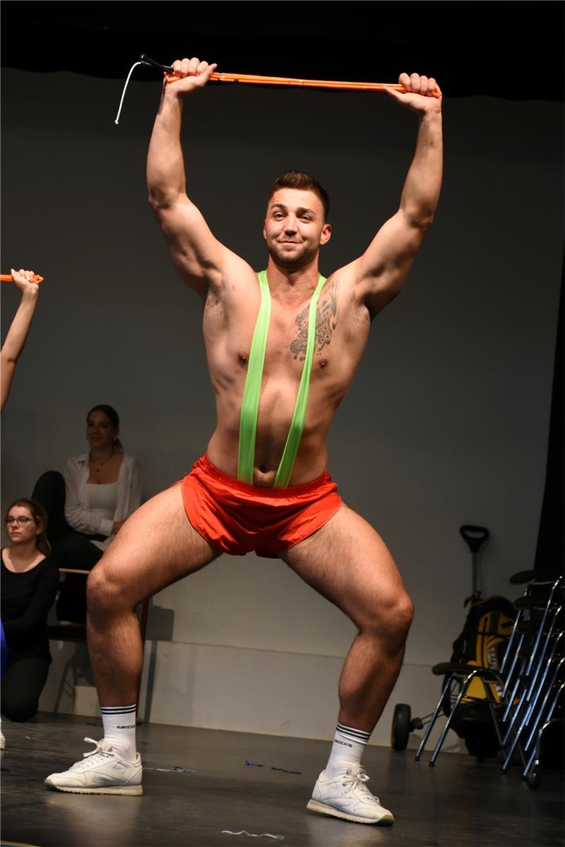 Musicalproduktion„Natürlich blond“ wird wirklich witzig Fitnesstraining für Marvin Wasmus, der im Aladin-Musical wohl eine Idealbesetzung für den „Dschinni“ wäre. Foto: Kempfer