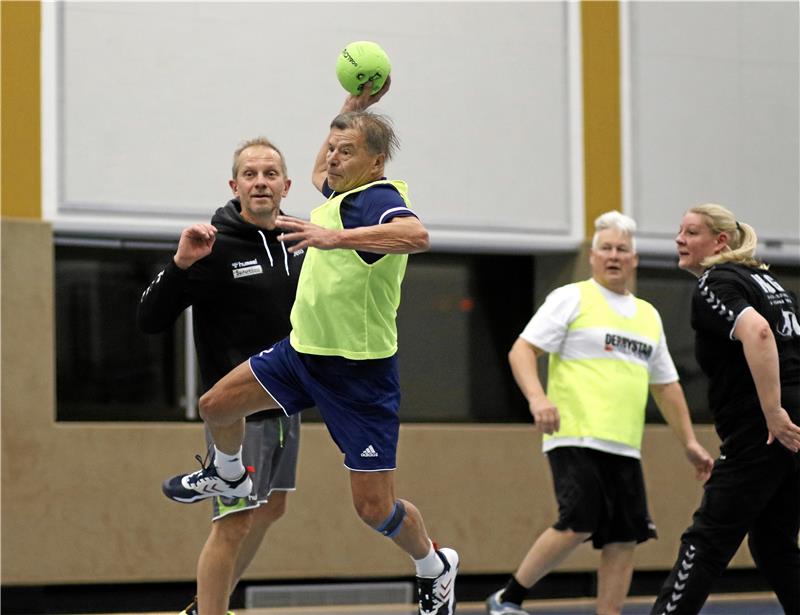 Five-a-side verspricht Handball-Spaß für jedermann Five-a-side richtet sich an alle, die Lust auf eine lockere Partie Handball haben. Aktiver Körperkontakt ist bei dieser neuen Spielform nicht erwünscht. Fotos: Epping