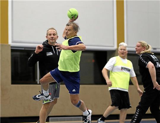 Five-a-side richtet sich an alle, die Lust auf eine lockere Partie Handball haben. Aktiver Körperkontakt ist bei dieser neuen Spielform nicht erwünscht. Fotos: Epping