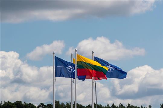 Flaggen der Nato-Mitgliedsländer wehen im Wind vor dem Veranstaltungsort des Nato-Gipfels. Der Krieg Russlands gegen die Ukraine wird ganz oben auf der Tagesordnung stehen.