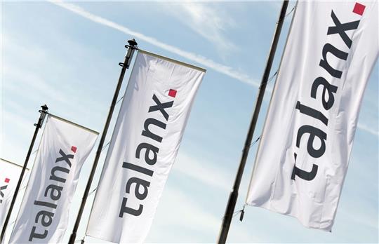 Flaggen der Talanx AG wehen im Wind.