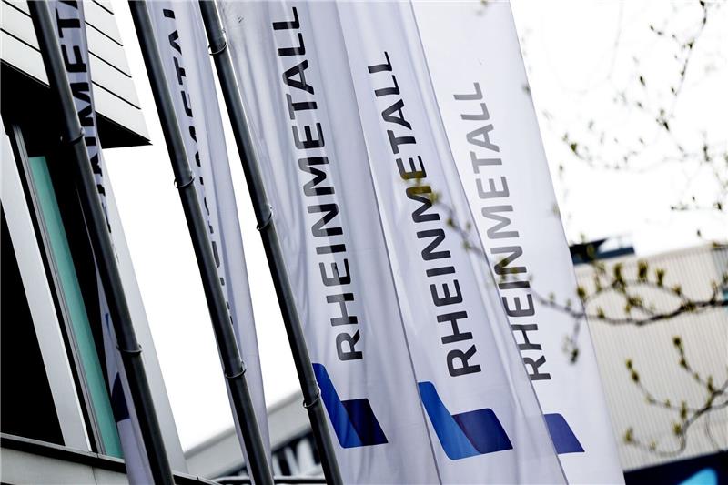 Flaggen hängen in Düsseldorf vor dem Rheinmetall-Gebäude. Der Rüstungskonzern stellte jetzt neue Zahlen vor.
