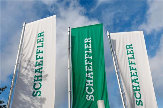 Flaggen mit dem Schaeffler AG-Logo wehen vor der Zentrale des Unternehmens in Herzogenaurach.