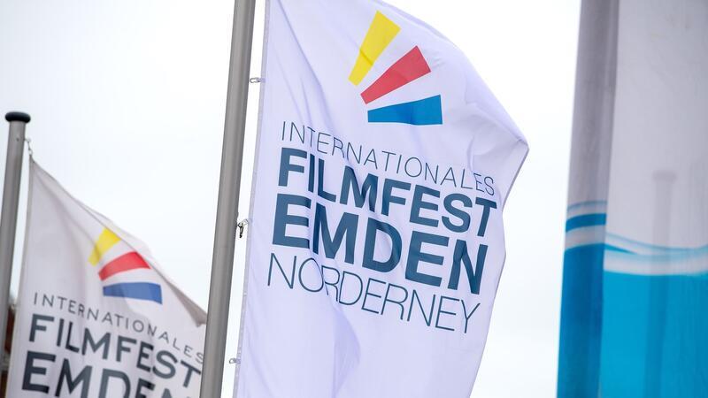 34. Internationales Filmfest Emden-Norderney beginnt Flaggen mit der Aufschrift „Internationales Filmfest Emden-Norderney“.
