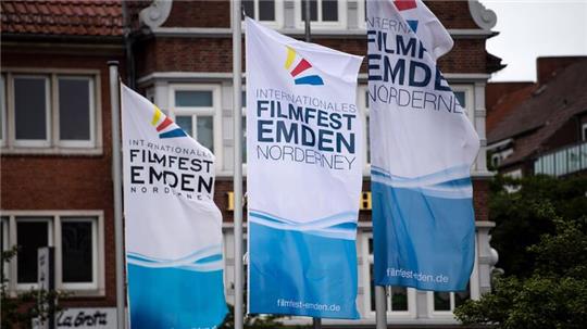 Flaggen mit der Aufschrift „Internationales Filmfest Emden-Norderney“.