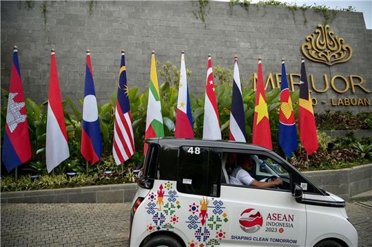 Flaggen vor dem Hauptsaal des 42. ASEAN-Gipfels in Labuan Bajo, Indonesien.