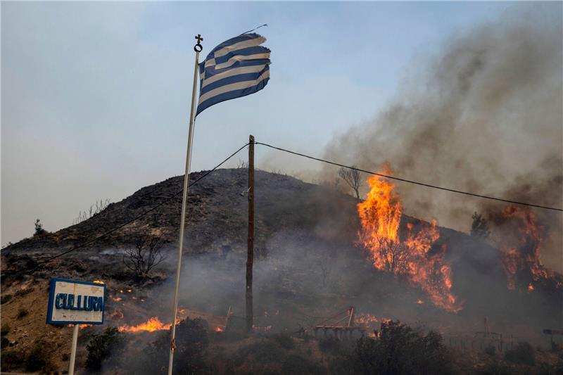 Brände auf Rhodos wüten weiter Flammen auf einem Hügel auf der Urlaubsinsel Rhodos.