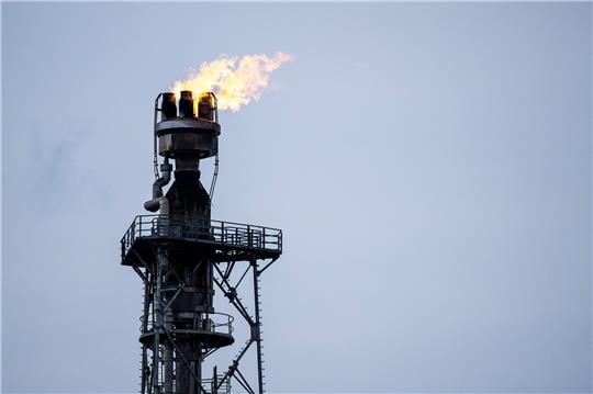 Flammen aus dem Turm einer Raffinerie: Der Import von russischem Erdöl ging um 4,2 Millionen Euro zurück.