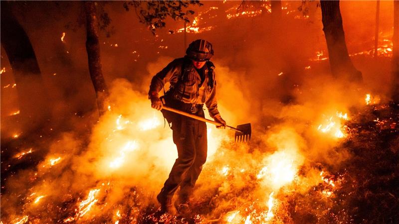 Flammen des Pickett-Feuers umzingeln einen Feuerwehrmann in Kalifornien.