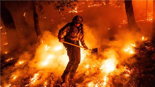 Flammen des Pickett-Feuers umzingeln einen Feuerwehrmann in Kalifornien.