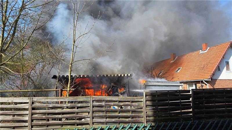 Flammen erfassen ein Werkstattgebäude in Vechelde.