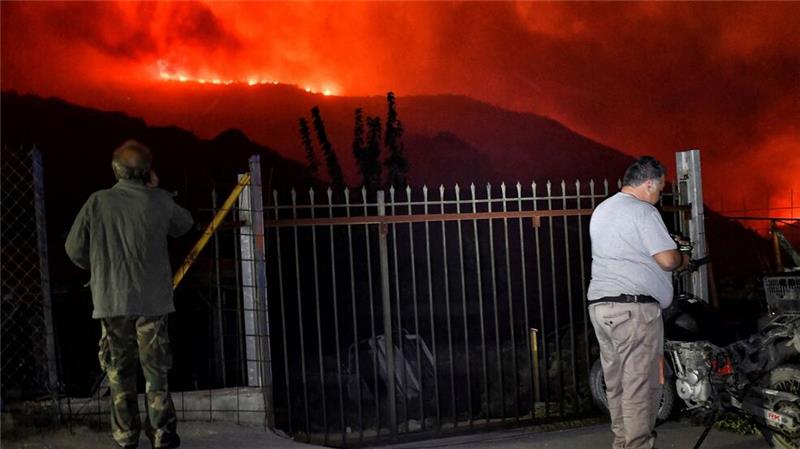 Zwei Tote bei Waldbrand in Griechenland Flammen färben den Himmel glutrot.