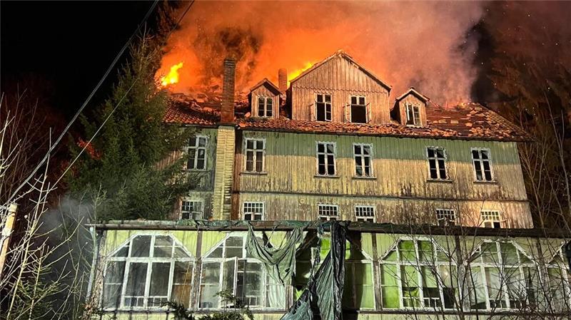 Feuer im „Waldkater“ bei Lautenthal: Suche nach der Brandursache Flammen lodern in der Nacht zu Samstag aus dem gespenstisch wirkenden Gebäude.