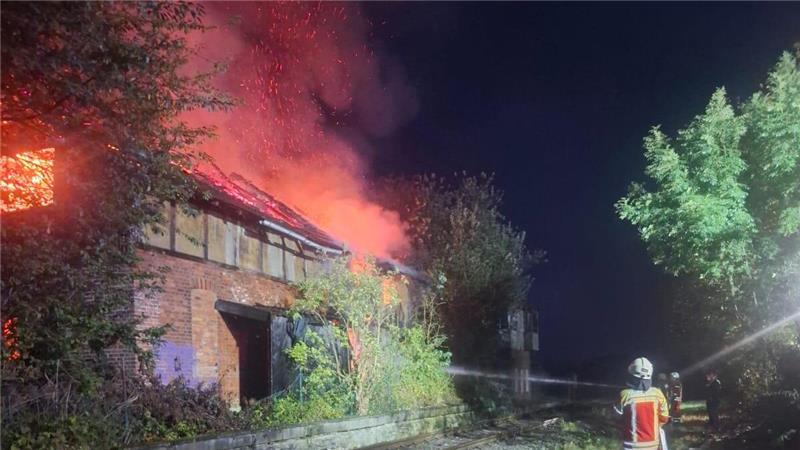 Stundenlanger Feuerwehreinsatz bei Nauen: Blockstelle in Vollbrand Flammen schlagen aus dem verlassenen Gebäude.