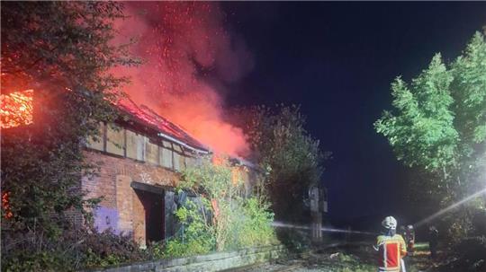 Flammen schlagen aus dem verlassenen Gebäude.
