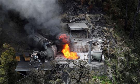 Flammen schlagen aus einem Lüftungsschacht über der Pike-River-Mine.