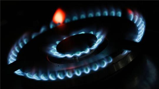 Flammen sind an einem Gasherd zu sehen.