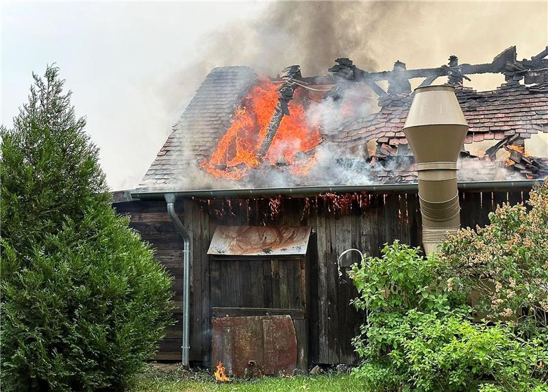 Flammen und Rauch steigen aus einem Gebäude auf dem Gelände des Freizeitparks Karls Erdbeerhof im brandenburgischen Elstal bei Wustermark.