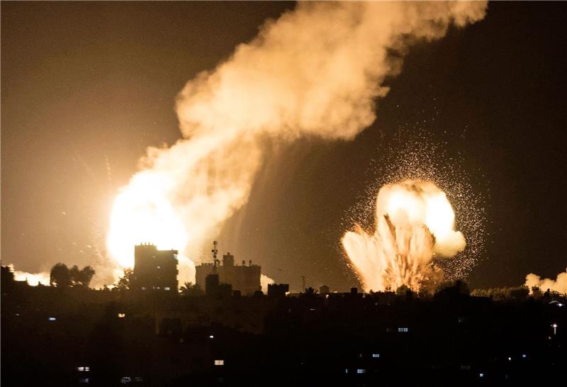 Nach neuem Raketenbeschuss - Israel greift syrische Ziele an Flammen und Rauch steigen bei israelischen Luftangriffen auf.
