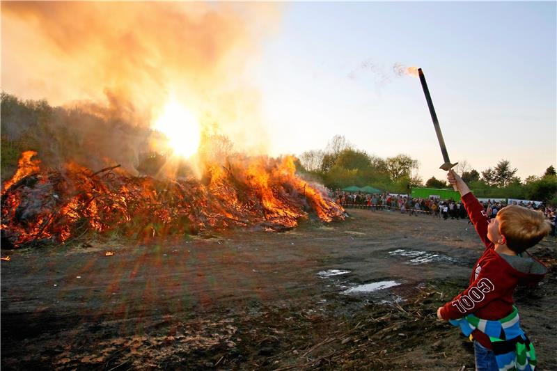 Flammen und Sonnenstrahlen gehen ineinander über: Osterfeuer auf dem Bollrich 2019 in Goslar.  Archivfoto: Epping