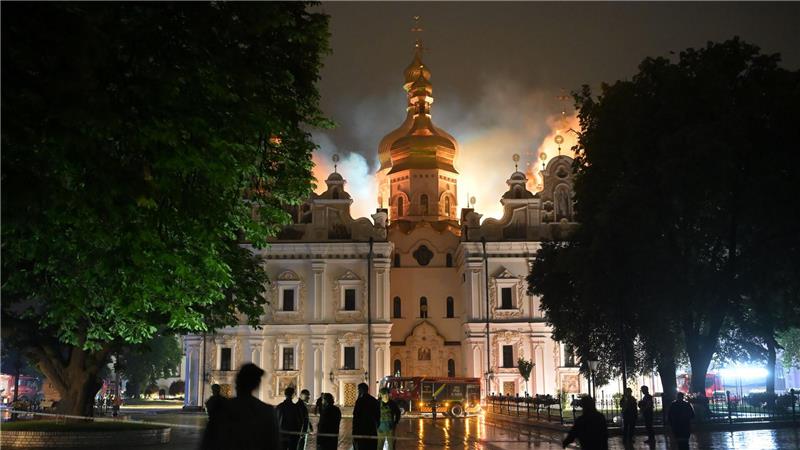 Flammen züngeln aus dem Dach unter den vergoldeten Kuppeln der Mariä-Entschlafens-Kathedrale. 