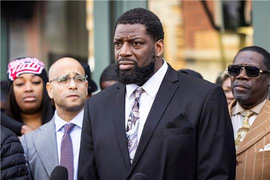 Flankiert von Familienmitgliedern, Anwälten und Unterstützern spricht Dexter Reed Sr. zu Reportern vor dem Hauptquartier des Civilian Office of Police Accountability. Sein Sohn wurde bei einer Verkehrskontrolle durch die Polizei von Chicago erschossen.