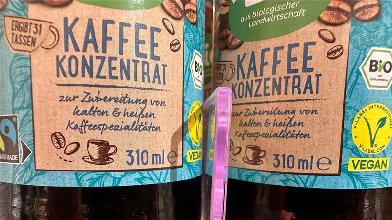 Ist Kaffeekonzentrat der Sommertrend ‚26? Flaschen mit Kaffeekonzentrat stehen in einem Drogeriemarktregal. (Archivbild)