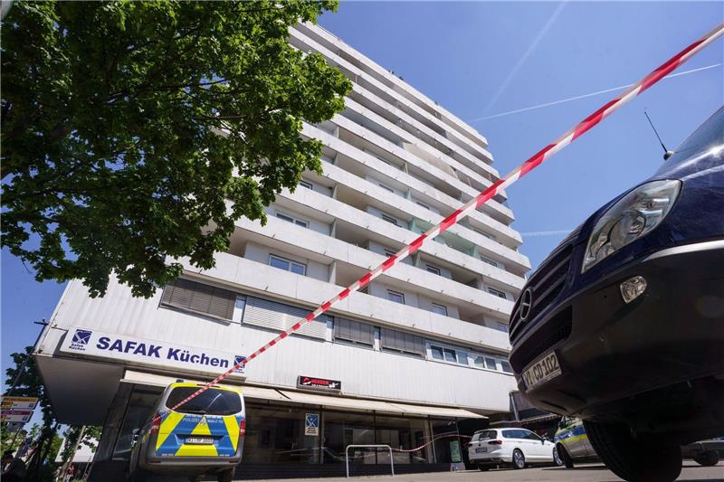 Zwei Kinder in Hanau vermutlich getötet - Fahndung läuft Flatterband der Polizei hängt vor dem Hochhaus, in dem am Morgen ein totes Mädchen gefunden wurde. Vor dem Haus lag auf der Straße ein schwer verletzter Junge, der später im Krankenhaus starb.