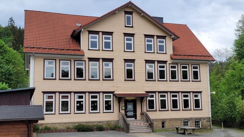 Flatterband vor der Wildemanner Schule weist derzeit auf eine kaputte Treppe hin.