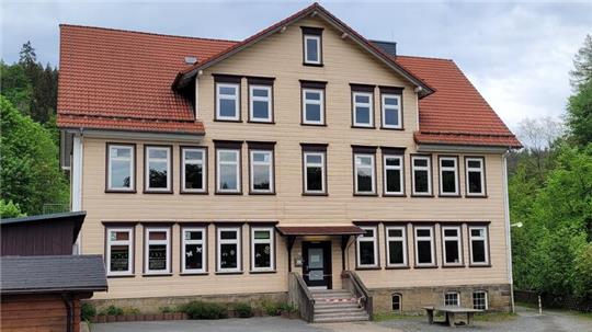 Flatterband vor der Wildemanner Schule weist derzeit auf eine kaputte Treppe hin.