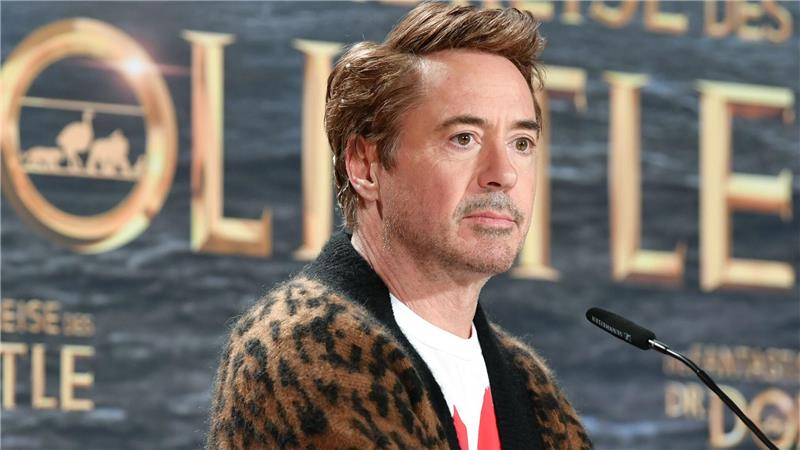 Oh lala: Der Leo-Look ist wieder da - warum? Flauschig: Robert Downey Jr. im Animal-Print-Jäckchen in Berlin im Januar 2020.