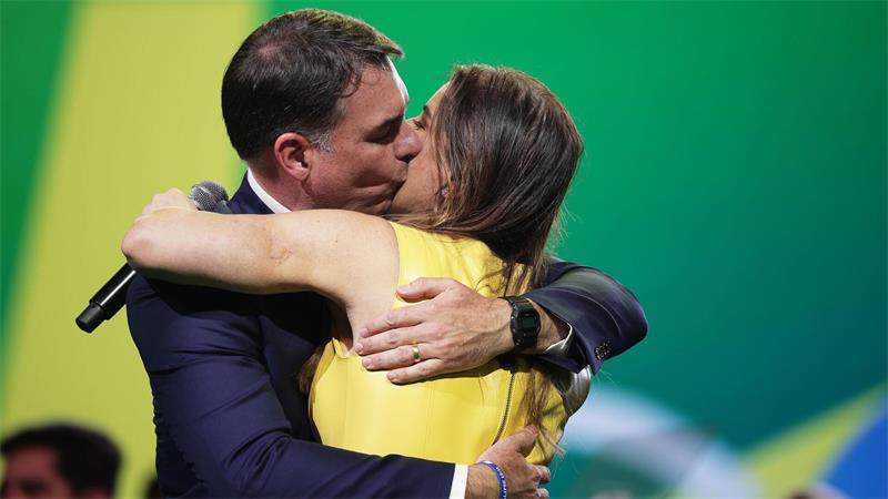 Flávio Bolsonaro küsst seine Frau Fernanda während des Parteitags der Liberalen Partei. 