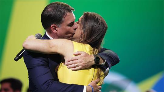 Flávio Bolsonaro küsst seine Frau Fernanda während des Parteitags der Liberalen Partei. 