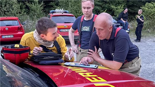 Flavio Portwich (l.) vom Waldbrandteam Salzgitter bewertet mit Ortsbrandmeister Udo Löprich die Lage.