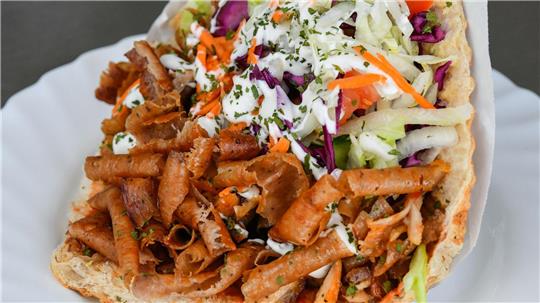 Fleisch, Salat, Sauce und Brot: Und fertig ist der Döner. (Archivbild)