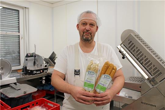 Fleischermeister Lars Bode ist stolz auf seine nicht-tierischen Produkte. Foto: Wendt