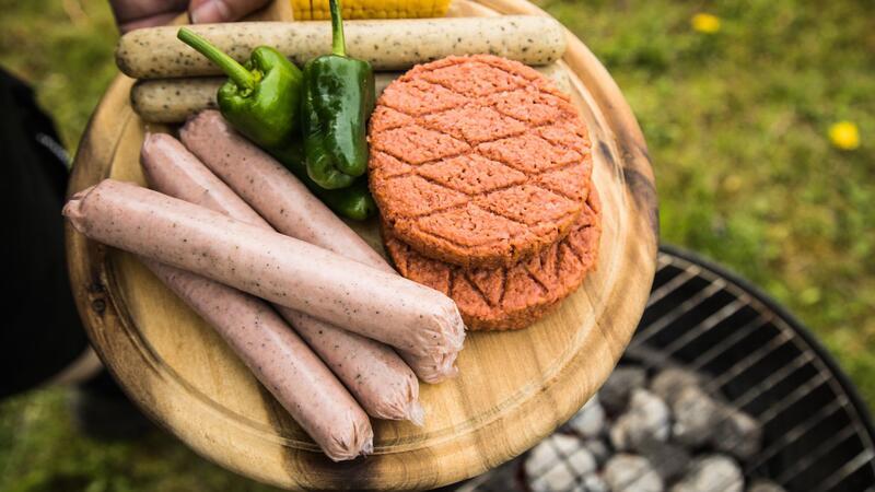 Vegan ernähren: So klappt der Umstieg Fleischersatzprodukte können den Umstieg erleichtern, allerdings sollten sie nicht zu oft auf dem Speiseplan stehen.