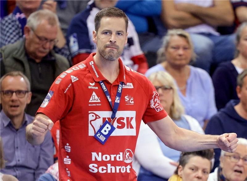 Wechsel nach Nordhorn: Bult verlässt Flensburger Handballer Flensburgs Co-Trainer Mark Bult gestikuliert an der Seitenlinie.