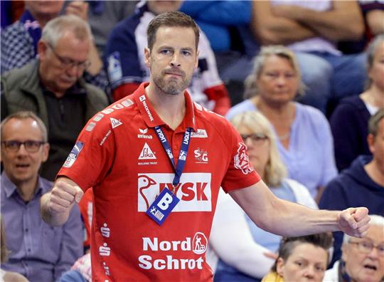 Flensburgs Co-Trainer Mark Bult gestikuliert an der Seitenlinie.