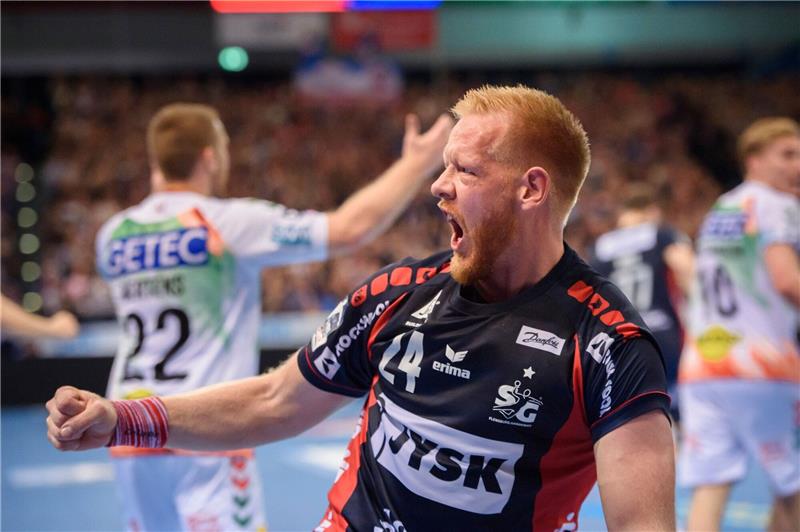 Flensburgs Handballer feiern Heimsieg gegen Hannover Flensburgs Jim Gottfridsson jubelt nach einem Tor.