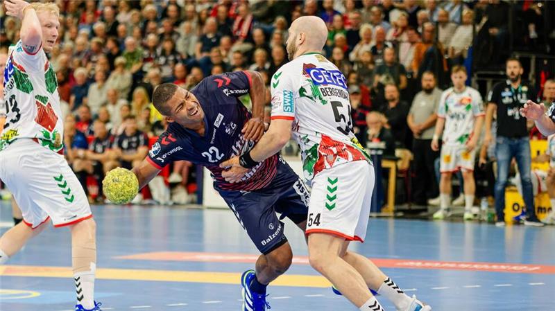 SC Magdeburg gewinnt bei der SG Flensburg-Handewitt Flensburgs Mads Mensah kämpft gegen den Magdeburger Oscar Bergendahl.