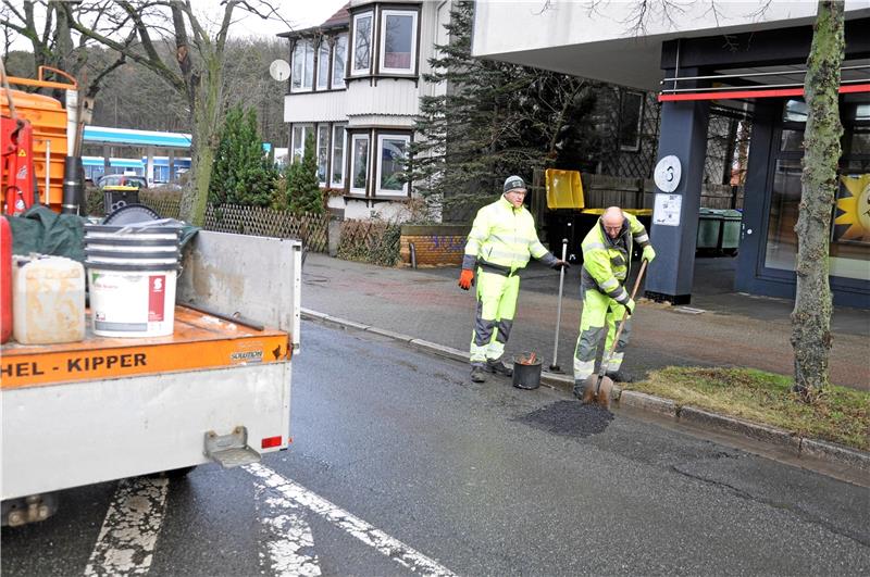 Tiefe Krater auf Goslars Straßen: Kampf den Schlaglöchern Flicken mit Kaltasphalt: Die Männer vom Goslarer Betriebshof sind zum Wochenstart mit dem Ausbessern der Straßen beschäftigt. Fotos: Heine