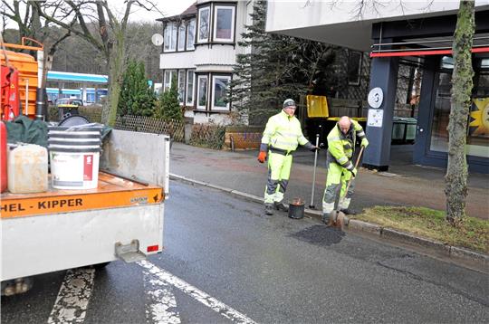 Flicken mit Kaltasphalt: Die Männer vom Goslarer Betriebshof sind zum Wochenstart mit dem Ausbessern der Straßen beschäftigt. Fotos: Heine